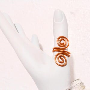 Puede incluir: Un juego de tres tazas de cer&aacute;mica con un acabado moteado y mate. Las tazas son de color crema, gris claro y gris oscuro. Cada taza tiene un dise&ntilde;o simple y minimalista y un asa redondeada.