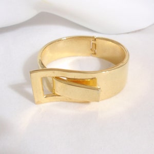 Gold Buckle Bracelet , Vintage gold tone  Estate jewelry, unique design , fits 7 to 7.5 inch wrist . Beautiful  gift for her