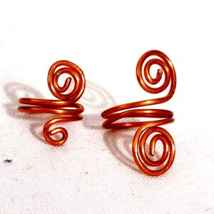 Puede incluir: Un letrero de madera r&uacute;stico con el texto "Welcome to our home" en un estilo manuscrito. El letrero presenta un acabado envejecido y un dise&ntilde;o sencillo y acogedor, ideal para un porche o entrada.