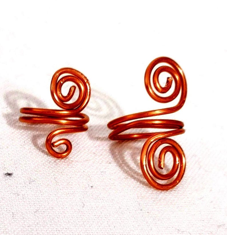 Puede incluir: Un letrero de madera r&uacute;stico con el texto "Welcome to our home" en un estilo manuscrito. El letrero presenta un acabado envejecido y un dise&ntilde;o sencillo y acogedor, ideal para un porche o entrada.