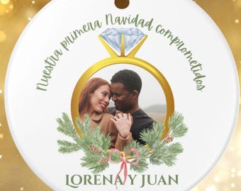 Nuestro primer adorno navideño de compromiso, Adorno personalizado para compromiso con foto, Regalo de compromiso para pareja