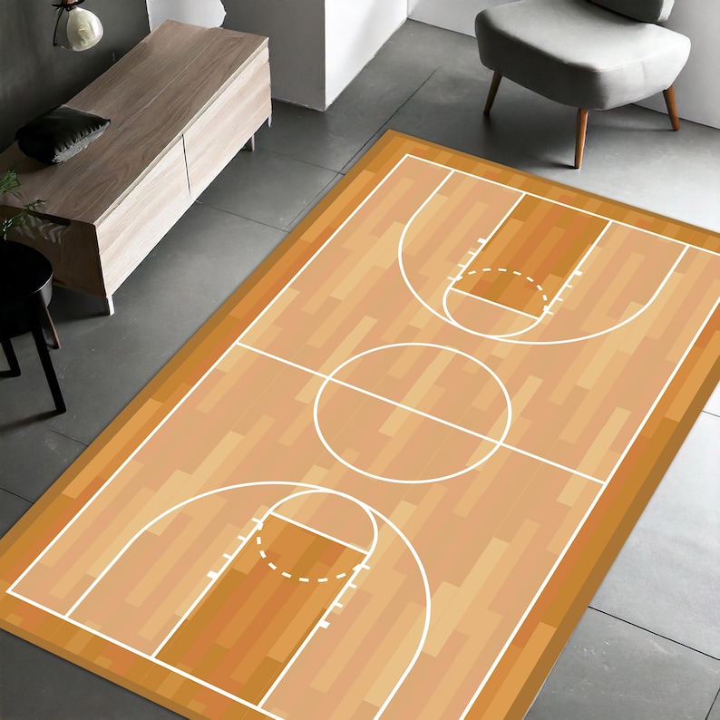 Peut inclure: Un tapis de sol en forme de terrain de basket-ball brun et blanc avec un contour blanc d'un terrain de basket-ball, y compris le cercle central, les lignes de lancer franc et les lignes &agrave; trois points.