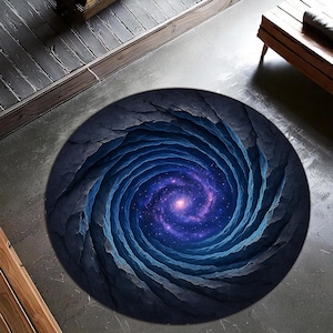 Pode incluir: Tapete redondo com um design de galáxia em espiral. O tapete tem um esquema de cores azul escuro e roxo, com uma espiral central que evoca uma sensação de profundidade e admiração cósmica. As bordas do tapete são texturizadas para se assemelharem a uma caverna.