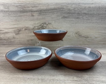 Set di 3 ciotole in ceramica vintage di Denis Vibert, firmate Maine Studio Pottery Pine Tree Kiln MCM, in gres blu e grigio.