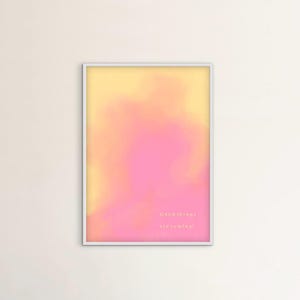 Op de afbeelding: Een ingelijste kunstdruk met een zachte, gemengde achtergrond van gele en roze tinten. De woorden "Good things are coming!" zijn in een sierlijk lettertype afgedrukt. Het kunstwerk is ingelijst in een witte lijst.