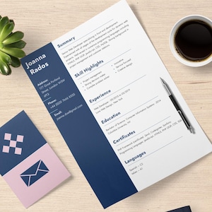 Może przedstawiać: CV z ciemnoniebieskim paskiem bocznym i filiżanką kawy. CV zawiera imię i nazwisko "Joanna Rados", dane kontaktowe, podsumowanie umiejętności, doświadczenie zawodowe, wykształcenie i certyfikaty. Obecna jest również wizytówka.