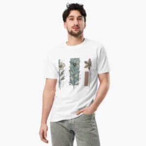 Może przedstawiać: Biała koszulka z trzema pionowymi wzorami kwiatowymi w stonowanych odcieniach zieleni, beżu i brązu. Wzory obejmują stylizowane kwiaty i liście. Koszulka ma krótkie rękawy i okrągły dekolt. Model ma na sobie szare spodnie.