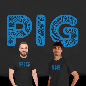 ゲイ・ピッグTシャツ、ブルーハンカチコード・ペイズリー柄バンダナプリントフォント、クィアメンズレザーバークラブTシャツ、プライドウェア、クィアファッション
