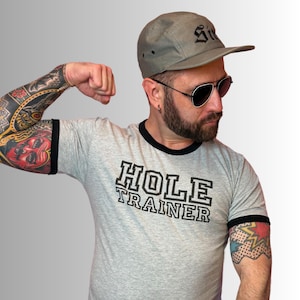 Camiseta esportiva gay &quot;Hole Trainer&quot; com estampa de anel, camiseta do orgulho LGBT, sugestiva e atrevida, roupa vintage LGBTQ, camiseta divertida para atletas gays e queer