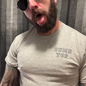 ゲイ男性ダムトップおもしろいたずらTシャツ、ジム、バー、クラブ、クルーズ、ゲイの目的地、LGBTプライド、LGBTQ+アパレル、大人のユーモア