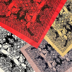 Padrão de repetição de papai de couro gay em lenço de bandana com padrão paisley vintage