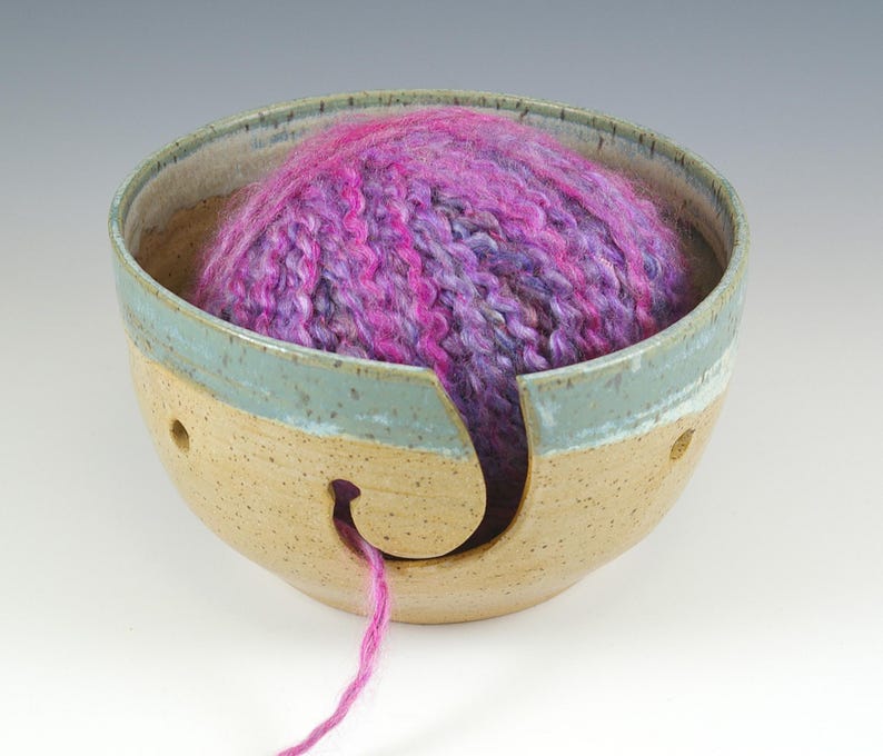 Bol en fil de céramique, poterie, cadeau pour tricoteuse, légèrement irrégulier, fait main image 1