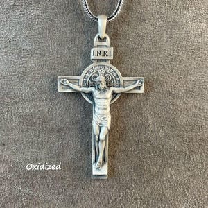St. Benedictus kruisbeeldhanger, kruisbeeldketting, handgemaakt Benedictus exorcismekruis, gegraveerde Benedictusmedaille, beschermingscadeau voor mannen