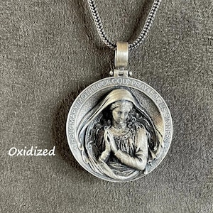 Collar con colgante de la Virgen María en plata de ley - Joyería cristiana del Sagrado Corazón. Amuleto protector de plata católica. Joyería católica.