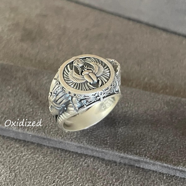 Anel de escaravelho em prata de lei oxidada, mitologia egípcia, símbolo do renascimento.