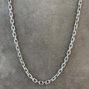 Collar con cadena de cable y ancla de plata de ley 925, estilo moderno y elegante.