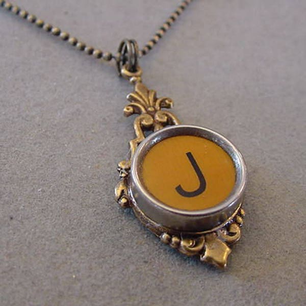 Tasti di macchina da scrivere chiave collana Butterscotch lettera J anticato ottone impostazione iniziale J Typewriter iniziale J collana gioielli