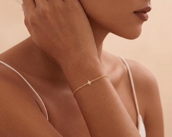 Bracelet fin et délicat Étoile du Nord, en acier inoxydable serti de cristaux, bijou minimaliste à porter au quotidien pour femme.
