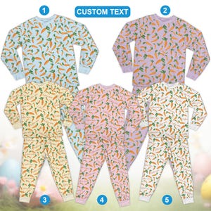 Pode incluir: Cinco conjuntos de pijamas com padr&atilde;o de cenoura. Os pijamas est&atilde;o em v&aacute;rias cores: azul claro, lavanda, amarelo, rosa e branco. O texto "CUSTOM TEXT" est&aacute; acima dos pijamas. Cada conjunto inclui uma parte superior de manga comprida e cal&ccedil;as a condizer.