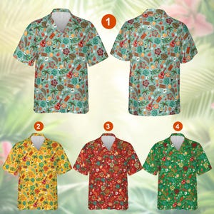 Op de afbeelding: Vier shirts met korte mouwen in Hawaiiaanse stijl met een tropisch patroon. De shirts zijn in verschillende kleuren: teal, geel, rood en groen. Elk shirt heeft een V-hals en een knoopsluiting. De patronen bevatten gitaren, palmbomen en bloemen.