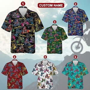 Puede incluir: Colección de seis camisas de manga corta con diseños de motocicletas. Cada camisa presenta un esquema de color diferente, incluyendo negro, azul, verde, rojo, blanco y turquesa. Las camisas tienen un patrón repetido de motocicletas y el texto "CUSTOM NAME".