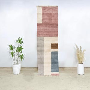 Marockansk löparmatta i ull med färgblock i blush, grått, blått och brunt, handknuten hallmatta för modern eller bohemisk heminredning