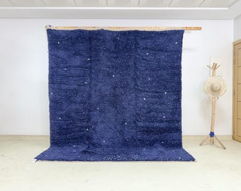 Alfombra de lana azul marino intenso, alfombra de felpa Beni Ourain con lunares marfil, auténtica alfombra marroquí anudada a mano para interiores con estilo.