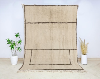 Auténtica alfombra Beni Ourain de lana color crema con líneas geométricas minimalistas marrones: alfombra bereber marroquí anudada a mano para el salón.