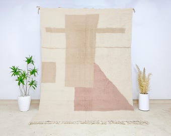 Minimalistischer Abstrakter Marokkanischer Wollteppich, Handgeknüpfter Berberteppich in Rosa und Beige