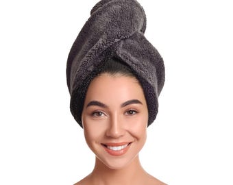 Può includere: Un asciugamano per capelli in microfibra grigio scuro avvolto attorno alla testa. L'asciugamano è attorcigliato nella parte superiore, creando un aspetto simile a un turbante. Lo sfondo è bianco.