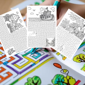 Könnte beinhalten: Ein Satz mit drei Schwarzweiß-Labyrinth-Aktivitätsblättern. Jedes Blatt zeigt ein anderes Labyrinth mit einem einzigartigen Design. Die Labyrinthe sind auf weißem Papier gedruckt und können ausgemalt werden.