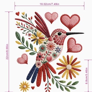 Może przedstawiać: Haftowany wzór kolibra z kwiatowymi i sercowymi akcentami. Grafika ma 19,02 cm szerokości i 22 cm wysokości. Koliber jest czerwony, biały i niebieski, z żółtymi i czerwonymi kwiatami. Różowe serca są rozrzucone wokół kolibra.