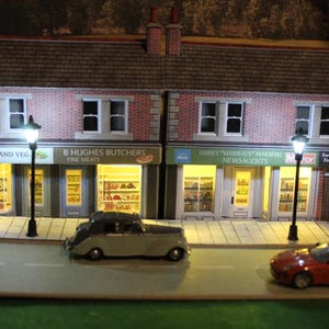 Metcalfe, échelle 00, PO306, magasins bas relief en brique avec éclairage, prêt à l'emploi. Chemins de fer miniatures.Dioramas