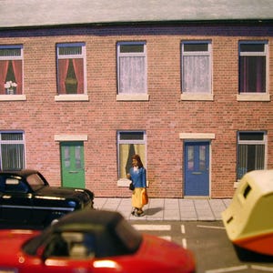 TT : rangée mitoyenne de briques en demi-relief à l'échelle 120, prête à l'emploi. Chemins de fer miniatures, dioramas.