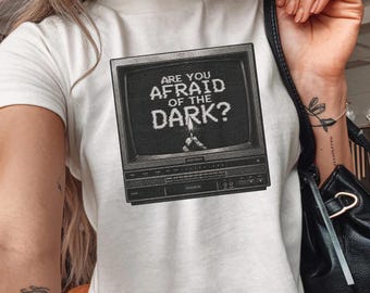 Camiseta Infantil de Halloween: Camiseta Vintage de Terror, Top Cropped Retrô de Filme de Terror dos Anos 90/Y2K, Você Tem Medo do Escuro?