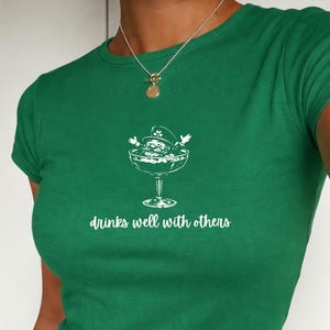 Koszulka dla niemowląt z koktajlem Leprechaun na Dzień Świętego Patryka, Pije się dobrze z innymi, Y2K, krótki top z okazji Dnia Świętego Patryka, Koszula z irlandzkim szczęściem, Parada Świętego Patryka