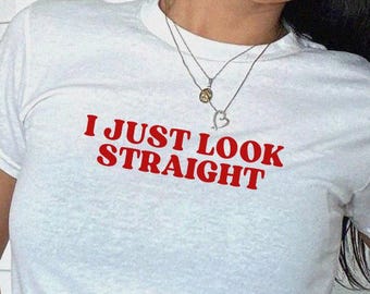 Ich sehe gerade aus Baby T-Shirt, lustiges Gay Shirt, LGBTQ Lesben Bisexuell trendiges Geschenk, Sapphic Queer Mode, TLW Femme Subtle Pride Top