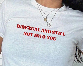 Bisexuell Baby Tee Y2K, lustiger Stolz Monat Grafik Shirt, LGBTQ schwules lesbisches trendiges Geschenk, Sapphic Queer Mode, TLW Femme subtiler Stolz Top