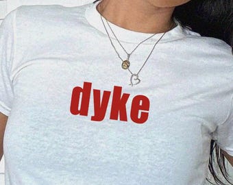 Dyke Lesben Baby T-Shirt, Ästhetisches Gay Grafik Shirt, LGBTQ Bisexuell Trend Geschenk, Sapphic Queer Mode, TLW Femme Subtle Pride Top