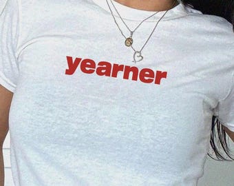 Yearner Baby T-Shirt, lustiges Y2K Grafik Shirt, 90er Jahre 2000er Jahre Bar Crawl Crop Top, Sommer Festival Outfit, Shirts die hart gehen