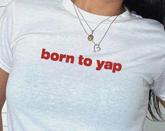 Born to Yap Baby Tee, lustiges Y2K Grafik Shirt, 90er 2000er Jahre TikTok Crop Top, Sommer Festival Outfit, Shirts die hart gehen