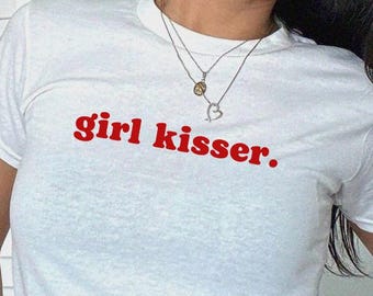 Lesben Pride Mädchen Küsser Baby T-Shirt, Ästhetisches Gay Grafik Crop Top, LGBTQ Feministisches Sapphic Queer Mode T-Shirt