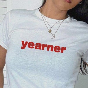 Yearner baby-T-shirt, grappig Y2K-grafisch shirt, losgeslagen kroegentocht uit de jaren 90 uit de jaren 2000, outfit zomerfestival, shirts die hard gaan