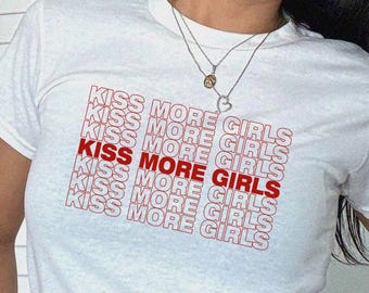 Kuss Mehr Mädchen Lesben Baby T-Shirt, Ästhetisches Gay Grafik Shirt, LGBTQ + Pride Month Crop Top, Sapphic Queer Mode, TLW Femme Subtiles Geschenk