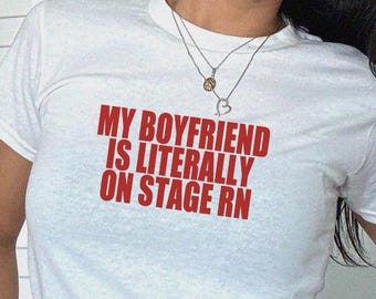 Festival Baby Tee Y2K, mein Freund ist buchstäblich auf der Bühne Konzert Crop Top, trendiges Popmusik Grafikshirt, verrücktes Cunty Party Girl T-Shirt