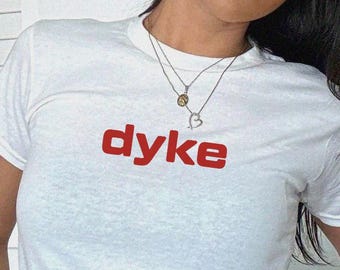 Dyke Lesben Baby T-Shirt, Ästhetisches Gay Grafik Shirt, LGBTQ Bisexuell Trend Geschenk, Sapphic Queer Mode, TLW Femme Subtle Pride Top