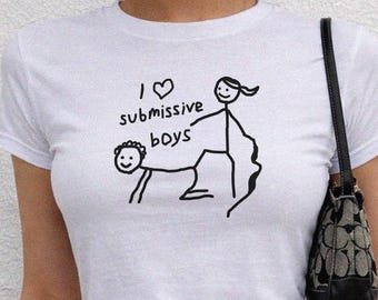 Ich liebe unterwürfige Jungen Baby T-Shirt, lustiges Y2K Shirt, grafisches Sommer Crop Top, Meme Top Geschenk für sie, Konzert Festival Outfit Tee