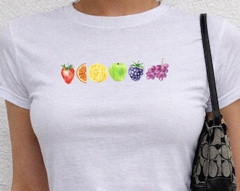 Camiseta de bebé con arcoíris frutal del Orgullo Gay, camiseta gráfica lésbica estética, regalo LGBTQ bisexual de moda, moda sáfica queer, top sutil WLW Femme