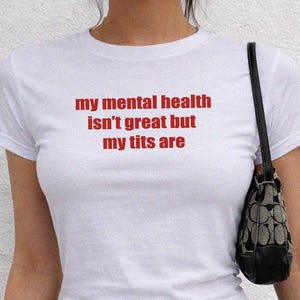 Könnte beinhalten: Rustikales Holzschild mit dem weißen Schriftzug "Welcome to our home". Das Schild hat eine Used-Optik und ein schlichtes, einladendes Design, ideal für Veranda oder Eingangsbereich.