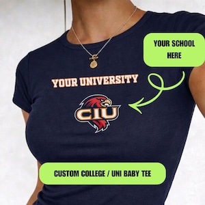 Anpassad college-logotyp baby-t-shirt, personliga trendiga Y2K-college-merchandisekläder, Tailgate-matchdagströja, sängfestpresent, sororitypresent till college